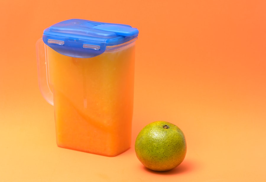 Şeffaf cam sürahi yanında limon - plastik sürahi tasarımı